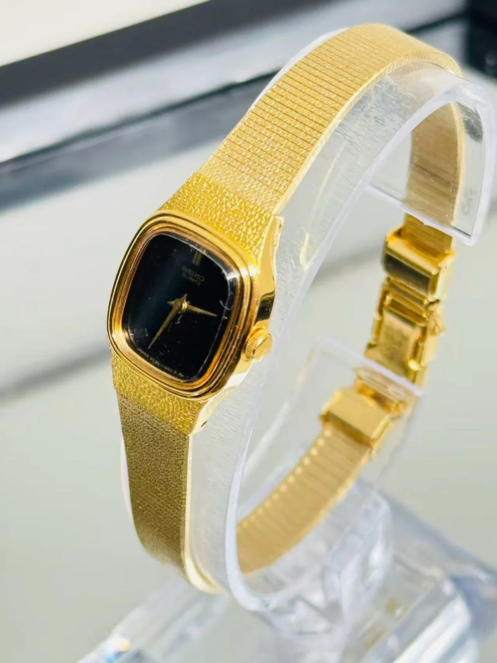 Vintage Seiko Quartz Women’s Watch Gold Tone Black Dial 16mm New Battery Runs